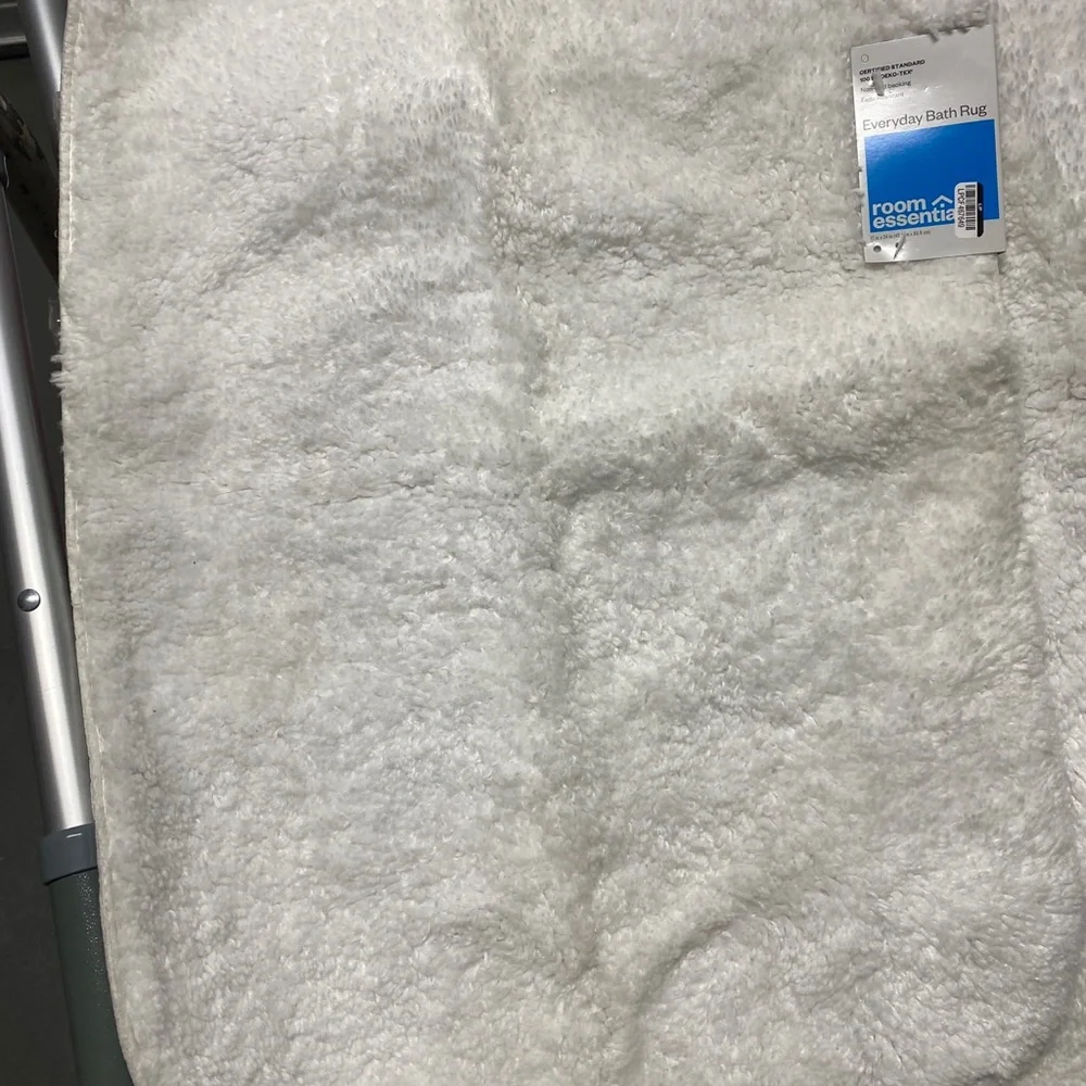 Brand new white bath mat rug size 17in X 24in